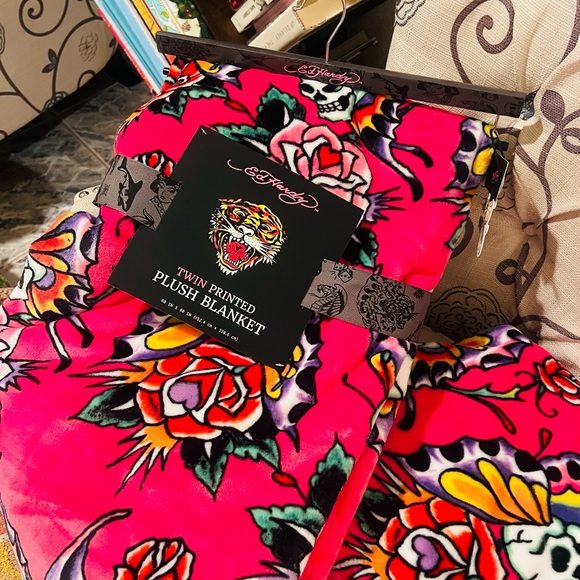NEW Ed Hardy Pink Skull and Rose Blanket - Picture 4 of 4